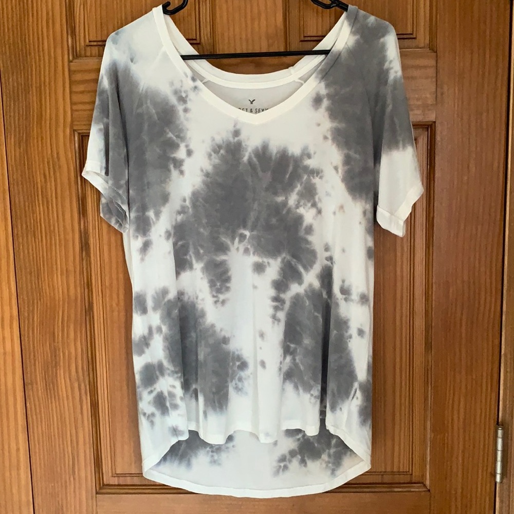 AE Soft & Sexy V-Neck Tie Dye T-Shirt Medium